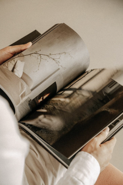 Mãos folheando as páginas de um fotolivro Fotocord